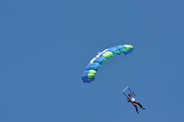 Parachutists in the air — Stock Photo, Image