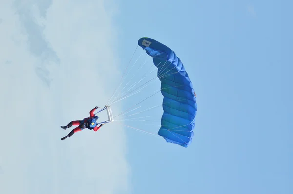 Parachutisten in de lucht — Stockfoto