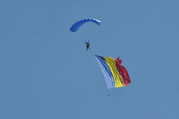空気中の落下傘兵 — ストック写真