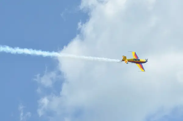 Repülőgépek a repülés során a légi show, Kolozsvár, Románia — Stock Fotó