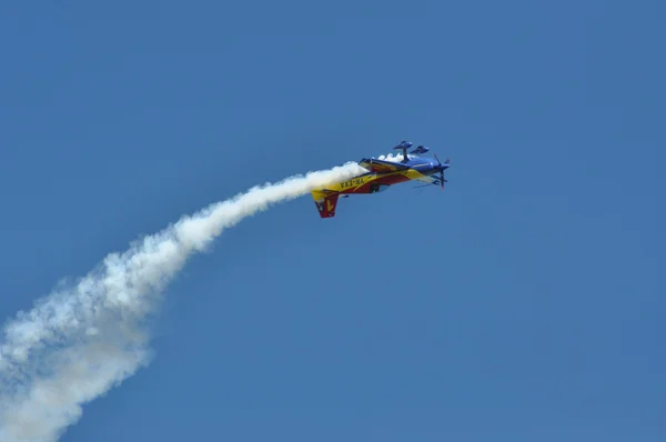 Aviões voando durante um show aéreo em Cluj Napoca, Romênia — Fotografia de Stock