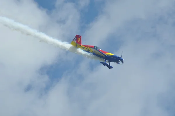 クルージュ ナポカ、ルーマニアの航空ショーの間に飛ぶ飛行機 — ストック写真