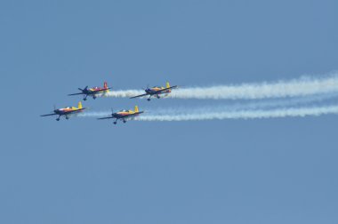 bir hava gösterisi sırasında uçan uçaklar