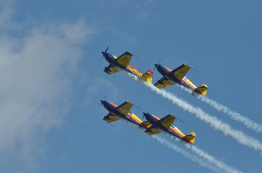 bir hava gösterisi sırasında uçan uçaklar