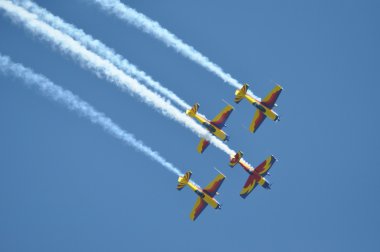 bir hava gösterisi sırasında uçan uçaklar