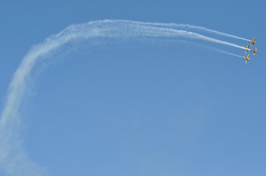 bir hava gösterisi sırasında uçan uçaklar