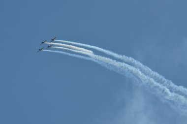 bir hava gösterisi sırasında uçan uçaklar