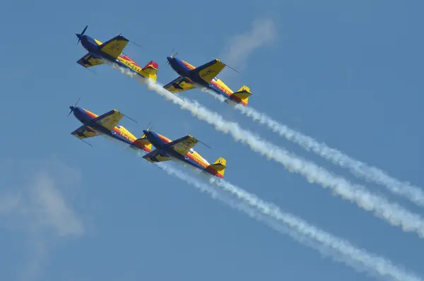 Aviões voando durante um show aéreo — Fotografia de Stock