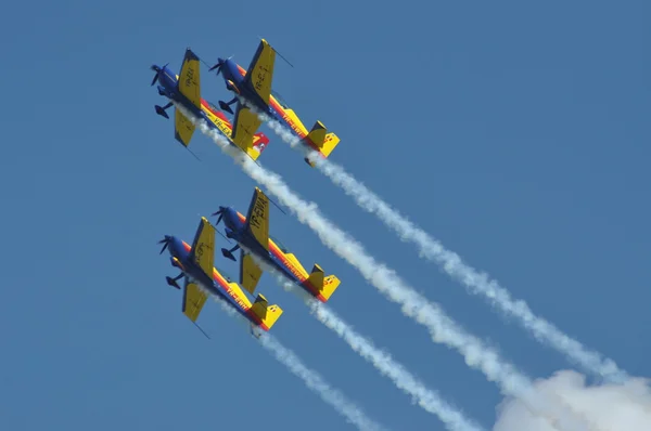 Aviões voando durante um show aéreo — Fotografia de Stock