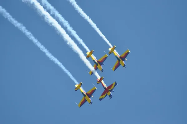 Aviones volando durante un espectáculo aéreo — Foto de Stock