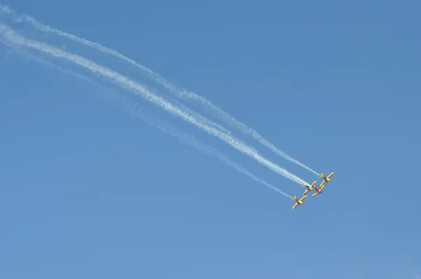 Flugzeuge fliegen während einer Flugschau — Stockfoto