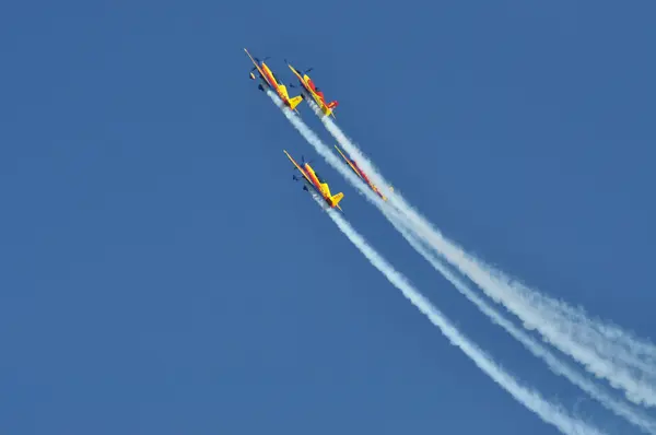 Aviões voando durante um show aéreo — Fotografia de Stock