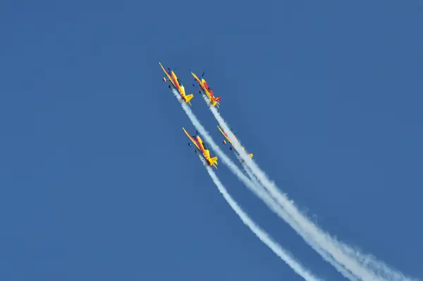 Aviões voando durante um show aéreo — Fotografia de Stock