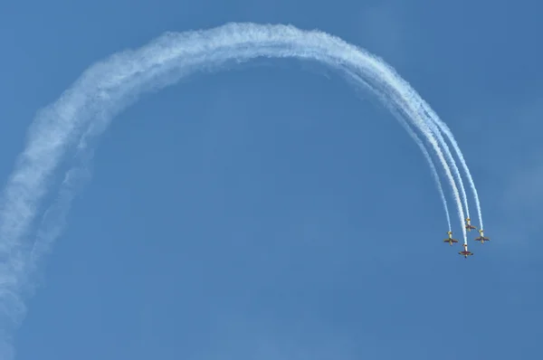 Bir hava gösterisi sırasında uçan uçaklar — Stok fotoğraf