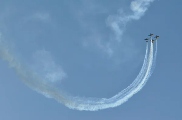 Aviões voando durante um show aéreo — Fotografia de Stock