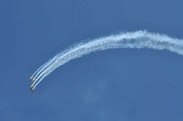 Un grupo de aviones en color humo de vuelo —  Fotos de Stock