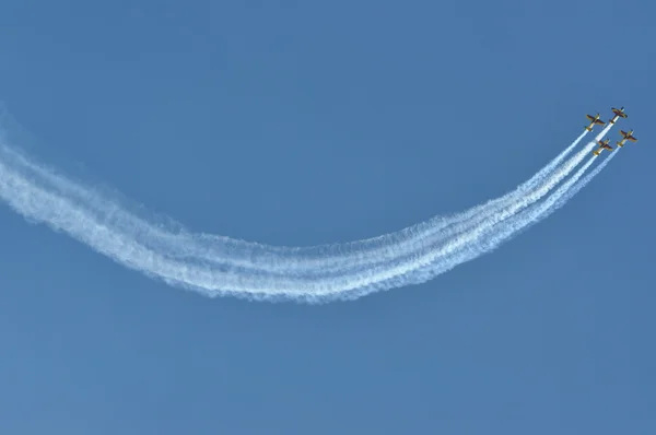 Rumänisches Kunstflugteam führt einen Flug durch — Stockfoto