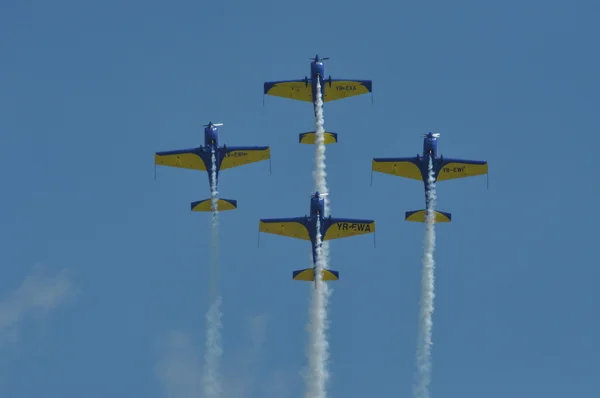 Un grupo de aviones en color humo de vuelo —  Fotos de Stock