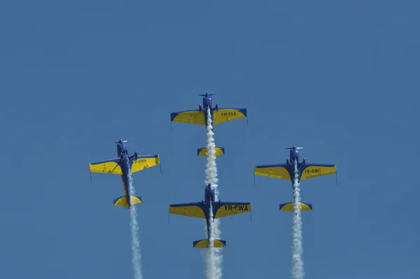 Rumänisches Kunstflugteam führt einen Flug durch — Stockfoto