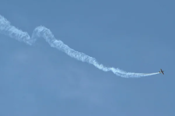 Uçak uçuş duman renkli bir grup — Stok fotoğraf