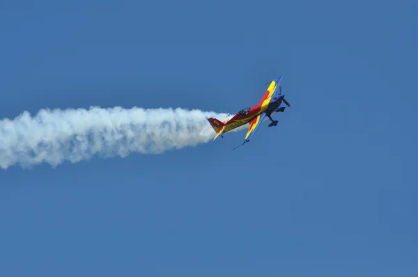 Skywriting αεροπλάνα σε μια αεροπορική επίδειξη — Φωτογραφία Αρχείου