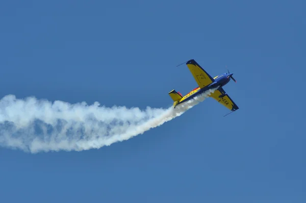 Vliegtuigen luchtschrift op een luchtshow — Stockfoto