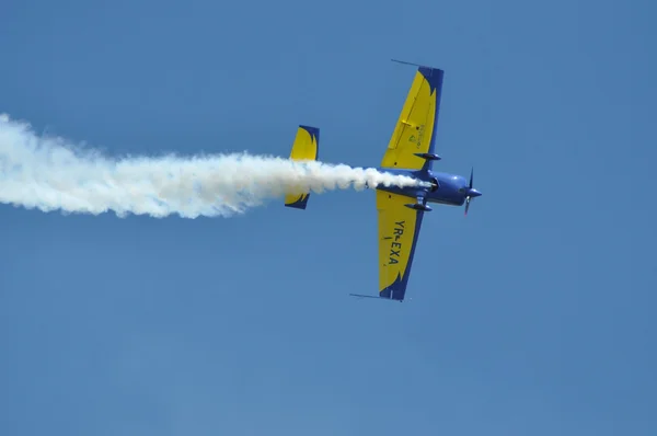 루마니아어 곡예비행 팀 비행기 수행 — 스톡 사진