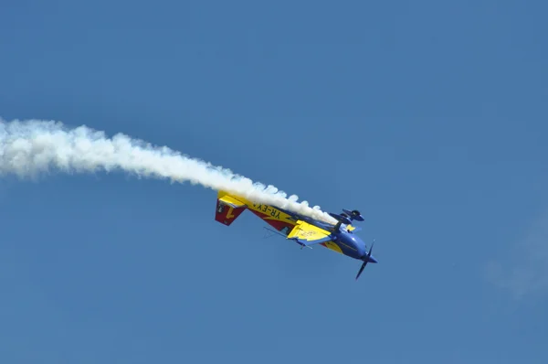 Rumänisches Kunstflugteam führt einen Flug durch — Stockfoto