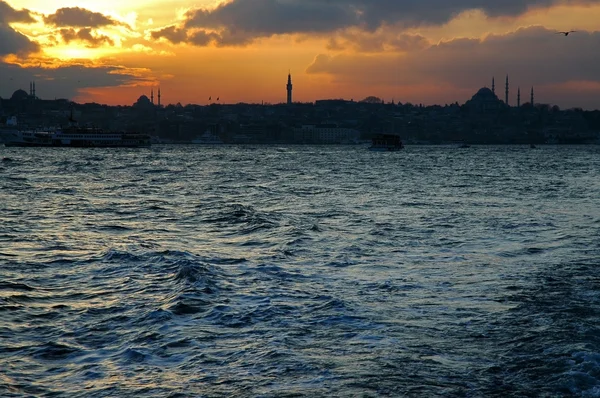 Sunset over Bosphorus, Sultanahmet in the background, Istanbul, Turkey — Stock Photo, Image