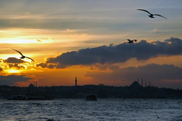 Sonnenuntergang über dem Bosporus, Sultanahmet im Hintergrund, Istanbul, Türkei — Stockfoto