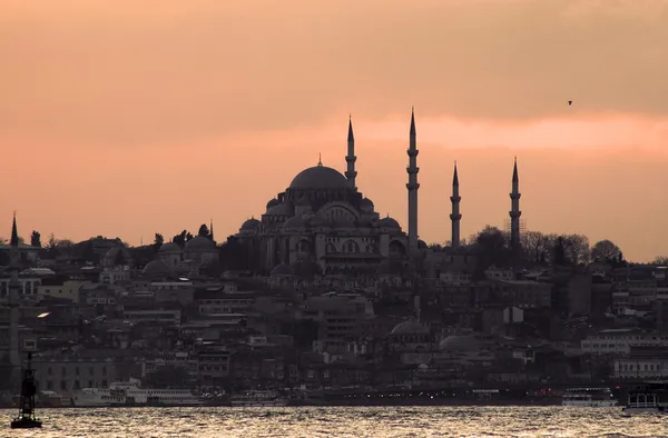 Pôr do sol sobre Bósforo, Sultanahmet no fundo, Istambul, Turquia — Fotografia de Stock