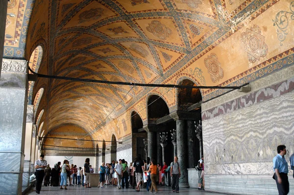 Touristes visitant la mosquée Hagia Sophia à Istanbul, Turquie — Photo