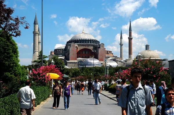 Turistas que visitam a mesquita Hagia Sophia em Istambul, Turquia — Fotografia de Stock