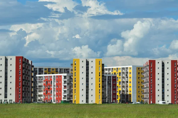 Moderna, nya och eleganta levande block av lägenheter — Stockfoto