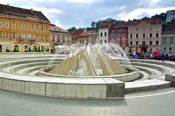 Der Rathausplatz in Brasov, Rumänien — Stockfoto