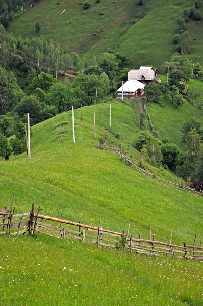 Egy kis lodge, kunyhó a hegyekben — Stock Fotó