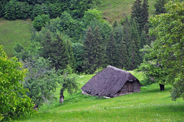 A small lodge, shack in tthe mountains
