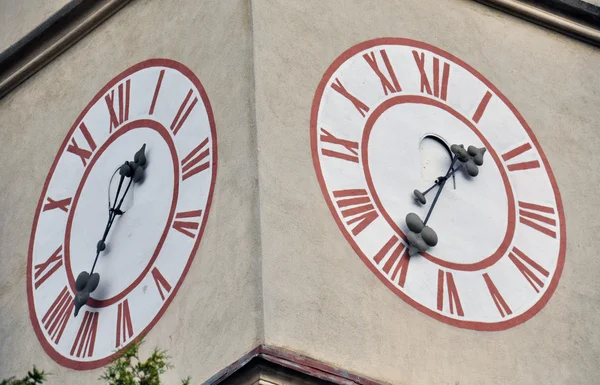 로마 숫자와 함께 탑 시계 — 스톡 사진