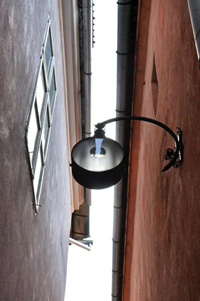 Lámpara de calle en una calle estrecha. Brasov, Rumania — Foto de Stock