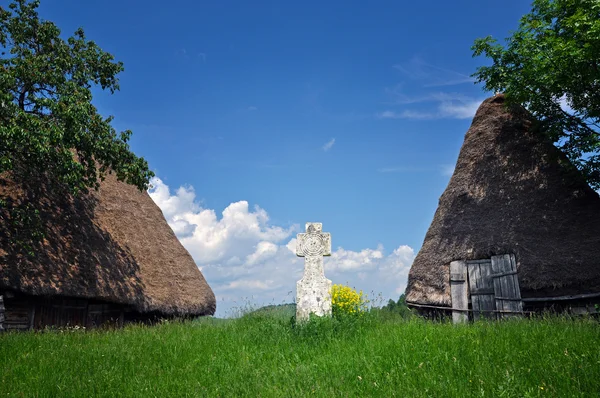 Witte steen kruis in de buitenlucht — Stockfoto