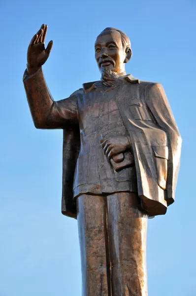 The statue of Ho Chi Minh the Vietnamese communist revolutionary leader — Zdjęcie stockowe