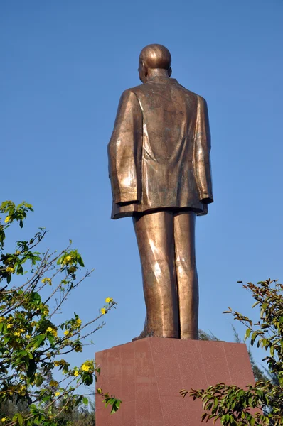 The statue of Ho Chi Minh the Vietnamese communist revolutionary leader — Zdjęcie stockowe