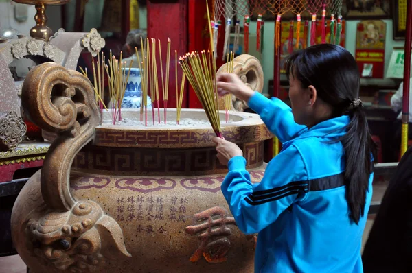 Prayers offering food, incense sticks and goods for the Gods in the Vietnamese Ong Buddhist temple — Stock Photo, Image