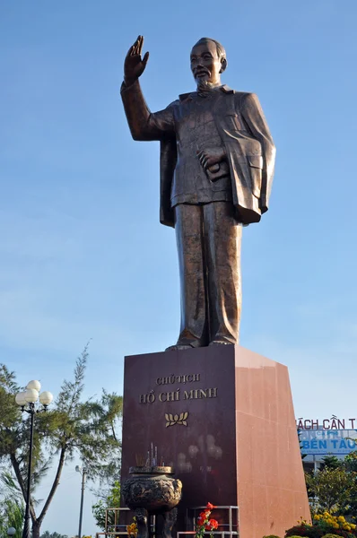 Vietnam'ın heykeli lideri Ho Chi Minh saygı — Stok fotoğraf