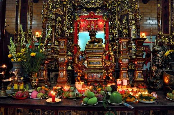 Prayers offering food, incense sticks and goods for the Gods in the Vietnamese Ong Buddhist temple — Stock Photo, Image