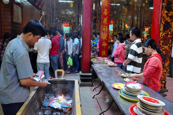オング ベトナム仏教寺院の神々 の食べ物、線香や商品を提供の祈り — ストック写真