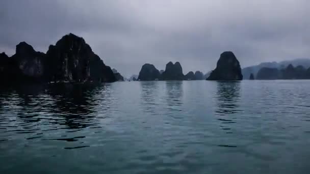 Fartyg kryssning genom halong bay klippor i vietnam - time-lapse — Stockvideo