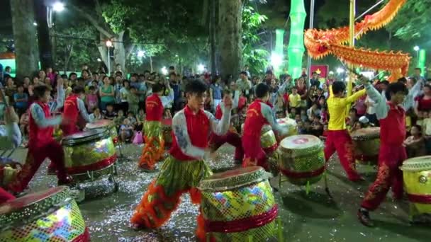 Hudebníci hrají na své bubny během lunárního nového roku oslav tet v Saigonu (ho či Minovo město), vietnam — Stock video