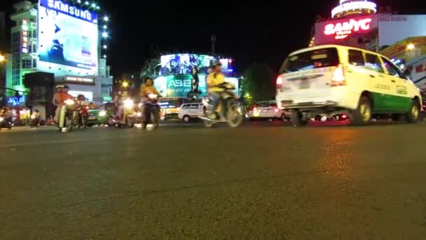 Tráfico caótico por carretera con cientos de scooters en Saigón (Ciudad Ho Chi Minh), Vietnam — Vídeos de Stock
