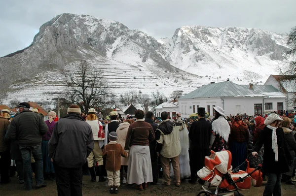 Aldeanos locales no identificados de Rimetea en el carnaval final de invierno, Rumania —  Fotos de Stock